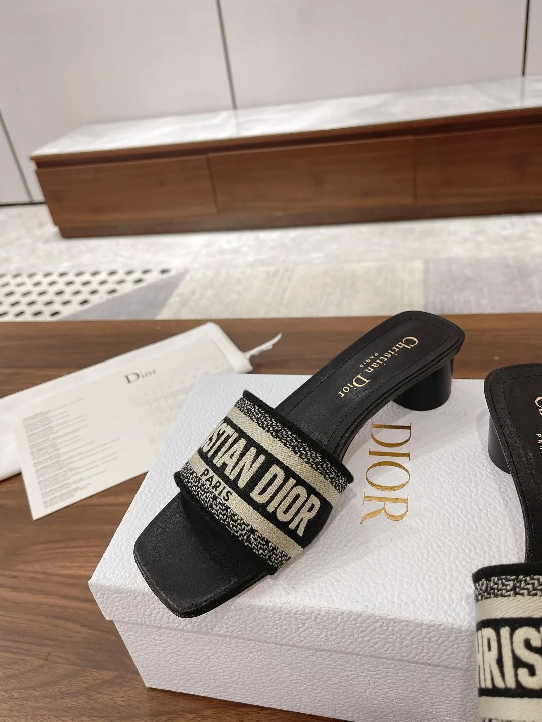 👟👟Ex-factory price 440👟👟 Dior • Dior 2025 DWAY spring and summer new one-word embroidered slippers version CD letter logo three-dimensional embroidered cylindrical heel sandals Square toe thick heel jelly color open-toe slippers Upper: Original consistent high-temperature water-soluble cotton electro-embroidery technology silk fabric Lining: Water-dyed sheepskin lining Outsole: Italian leather outsole Heel height: 3.5CM Number of yards: 35-40